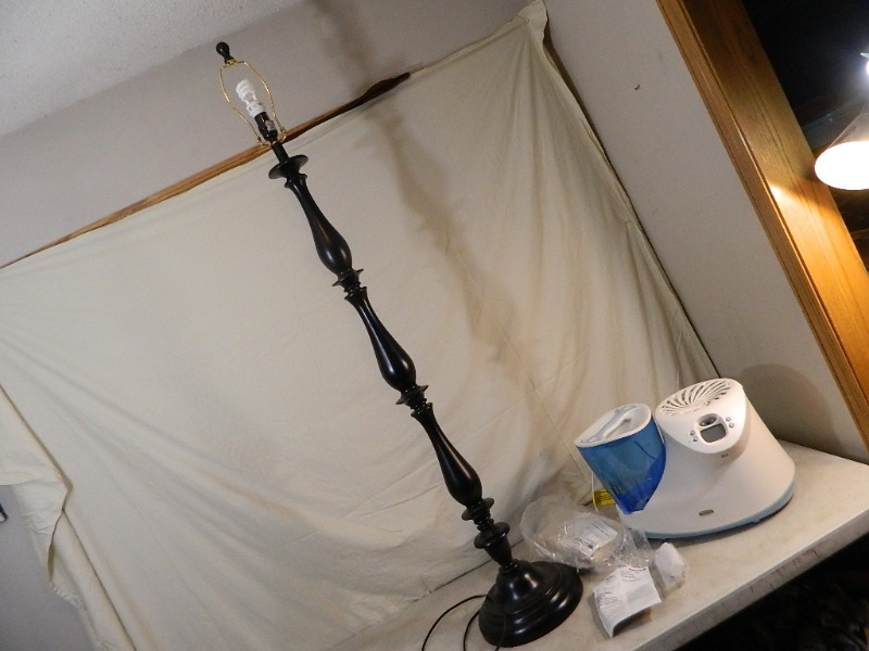 lot 197 image: Tall Floor Lamp and Cool Mist Humidifier