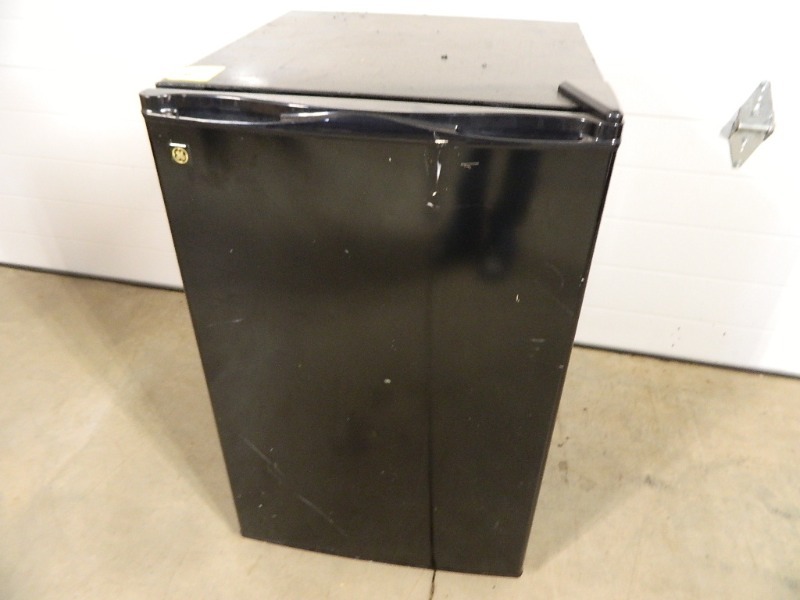lot 92 image: GE Mini Refrigerator