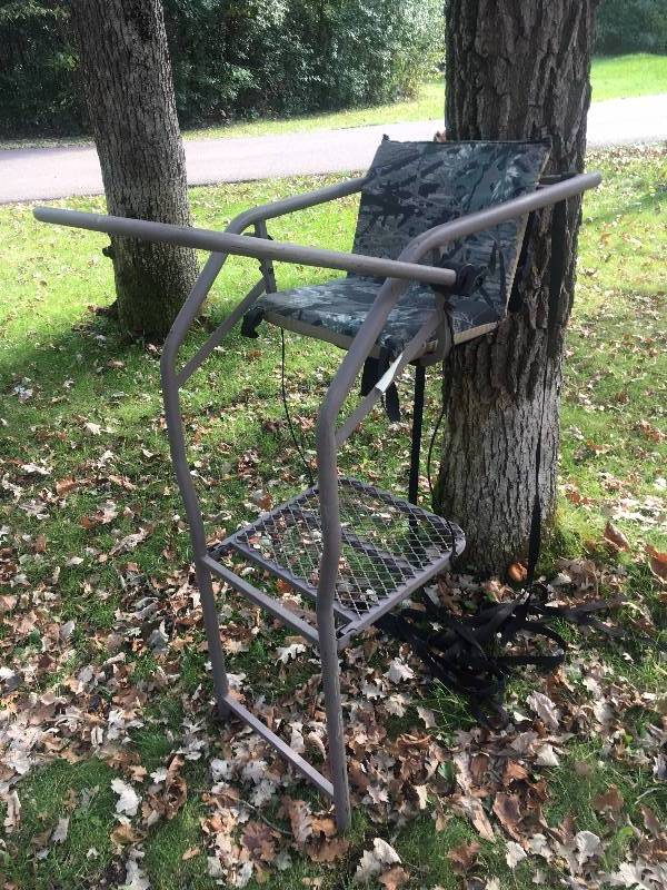 lot 1 image: Ladder Stand