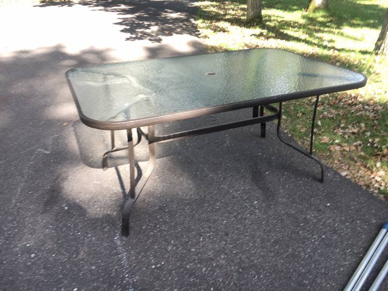 lot 11 image: 5 Patio Table