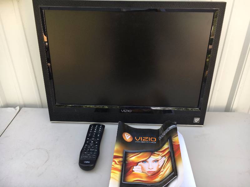 lot 19 image: 22 Vizio TV w Remote