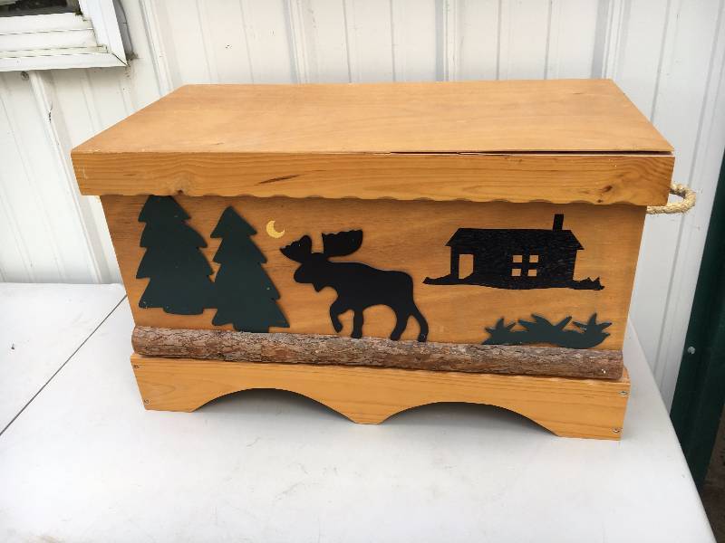 lot 39 image: Wooden Storage Chest