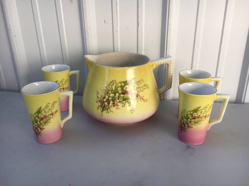 lot 63 image: Vintage Pitcher w 4 glasses