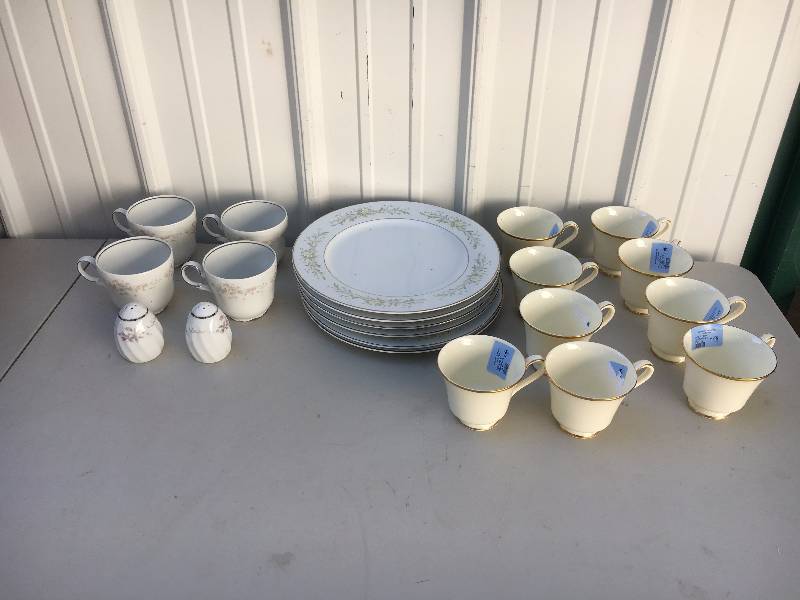 lot 64 image: Vintage Tea and Tableware set