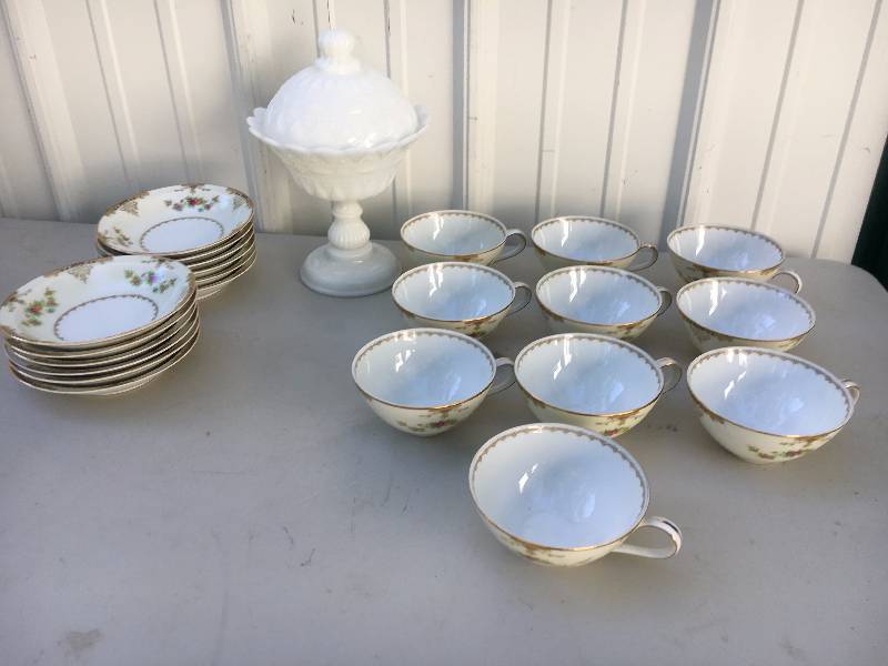 lot 65 image: Vintage Tea set and Candy Jar