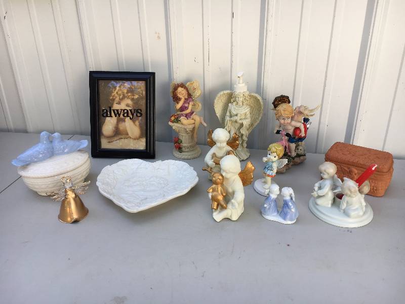 lot 76 image: Vintage Angel Figurines