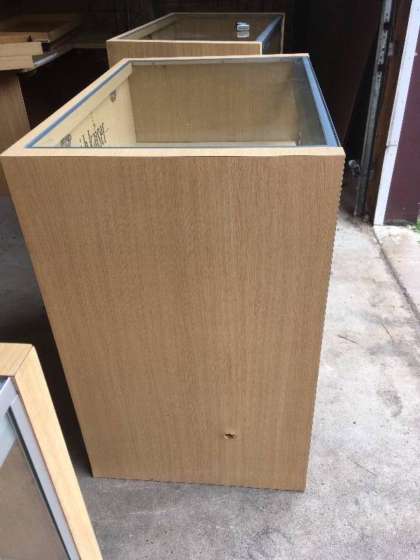 MEDIUM SIZE DISPLAY CASE WITH (2) DRAWERS AND KEY