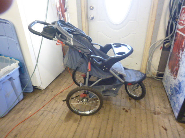 lot 6 image: Baby Trend Jogging Stroller