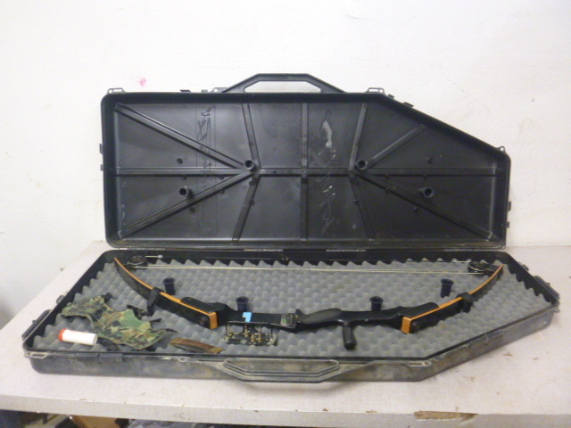 lot 9 image: Pacer Compound Bow
