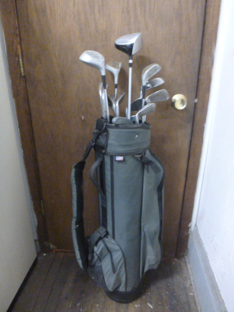 lot 10 image: Set of Golf Clubs with Bag