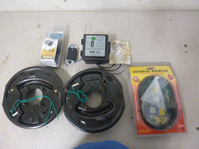 lot 28 image: Miscellaneous Trailer Parts