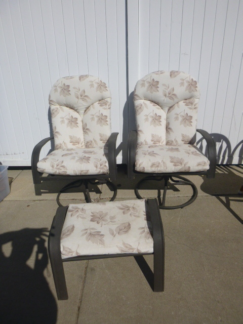 lot 41 image: 2 Patio Chairs