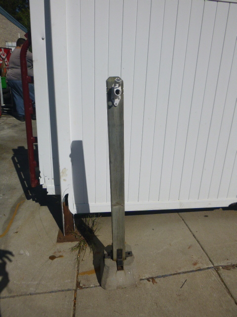 lot 46 image: Flag Post