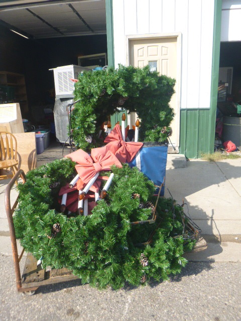 lot 64 image: Miscellaneous Outdoor Christmas Dcor