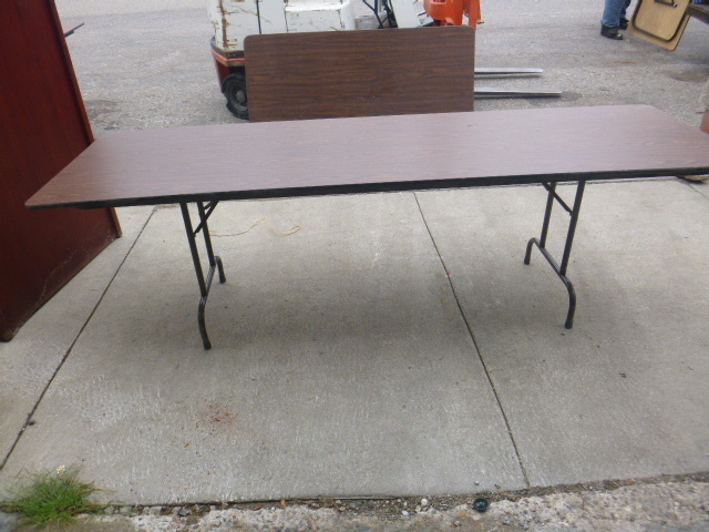 lot 101 image: Folding Table