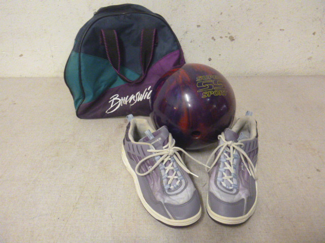 lot 117 image: Bowling Items