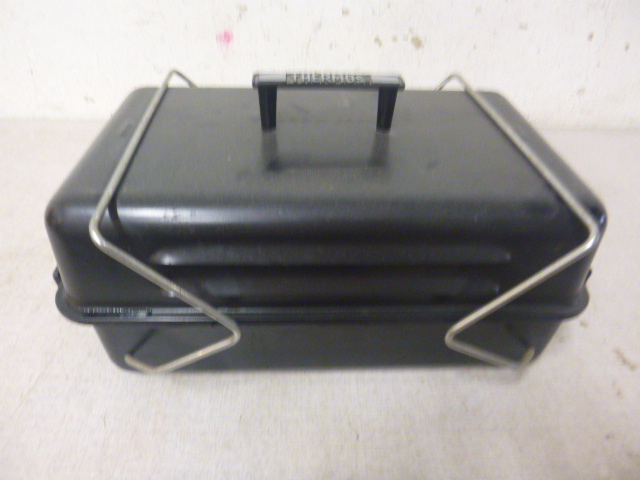 lot 139 image: Thermos Portable Charcoal Grill