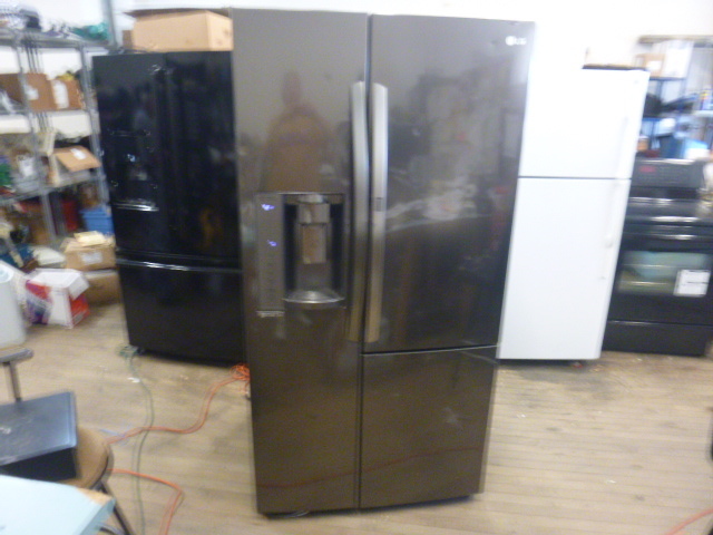 lot 3 image: NEW LG RefrigeratorFreezer