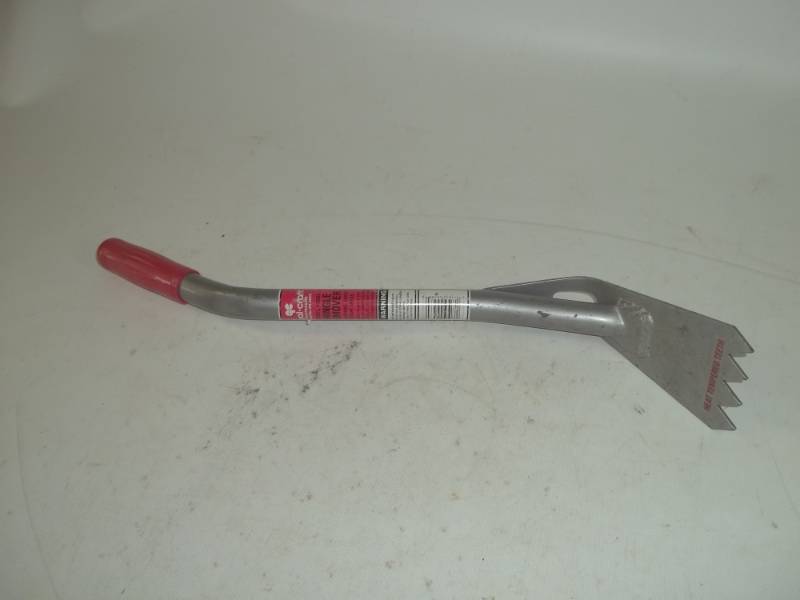 lot 59 image: Qual-Craft Guardian Shingle Remover 22 # 2563 Retail $42.00
