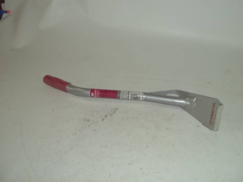 lot 60 image: Qual-Craft Guardian Shingle Remover 22 # 2563 Retail $42.00