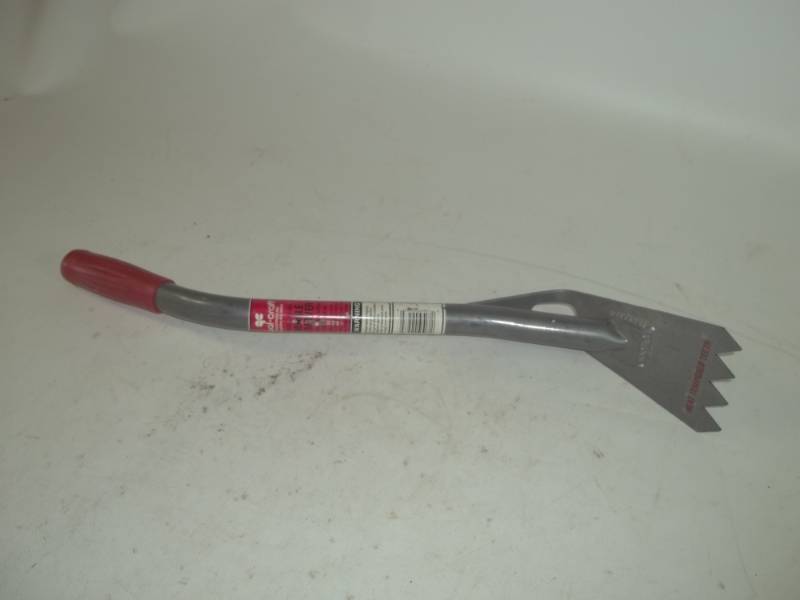 lot 61 image: Qual-Craft Guardian Shingle Remover 22 # 2563 Retail $42.00