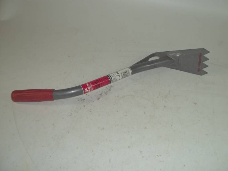lot 62 image: Qual-Craft Guardian Shingle Remover 22 # 2563 Retail $42.00