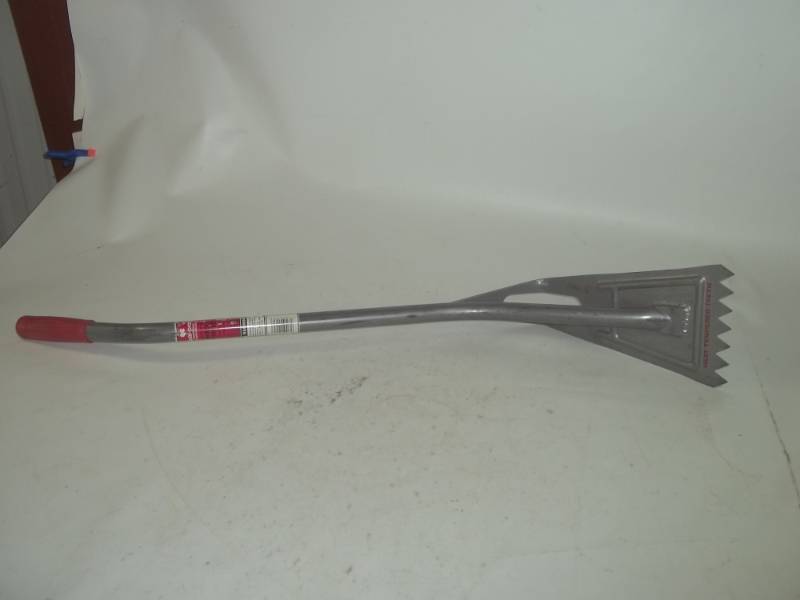 lot 63 image: Qual-Craft Guardian Shingle Remover 38 # 2562 Retail $59.00