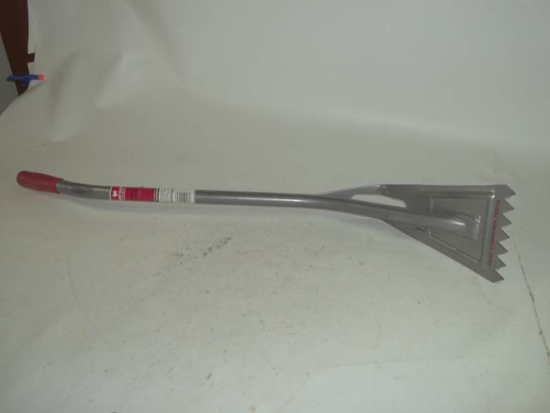 lot 64 image: Qual-Craft Guardian Shingle Remover 38 # 2562 Retail $59.00