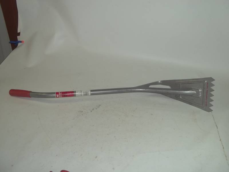 lot 65 image: Qual-Craft Guardian Shingle Remover 38 # 2562 Retail $59.00