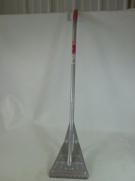 lot 67 image: Qual-Craft Guardian Shingle Remover 47 # 2561 Retail $72.00