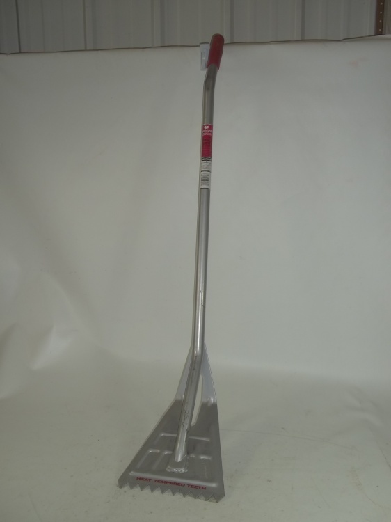 lot 68 image: Qual-Craft Guardian Shingle Remover 47 # 2561 Retail $72.00
