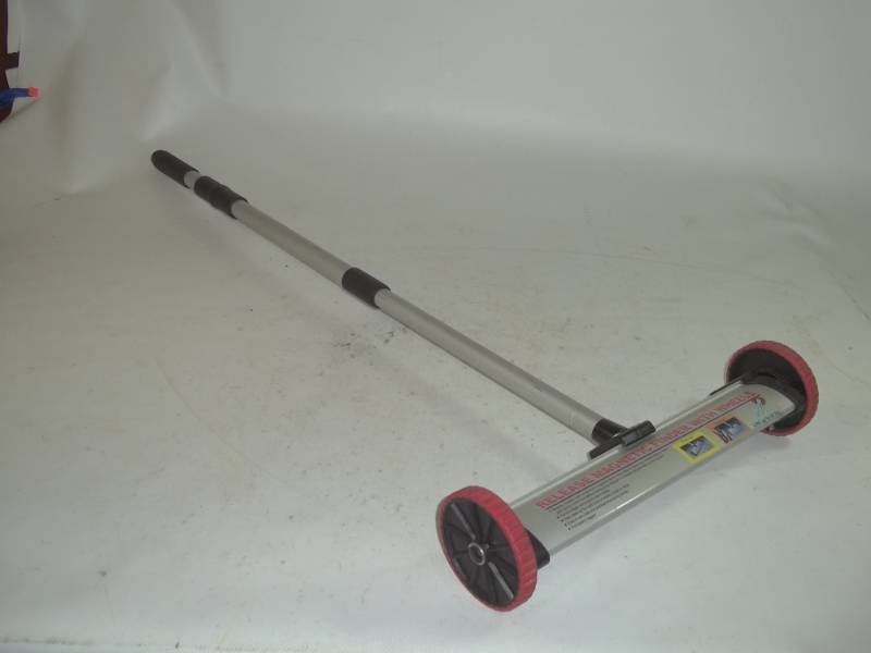 lot 75 image: Magnetic Pick up tool