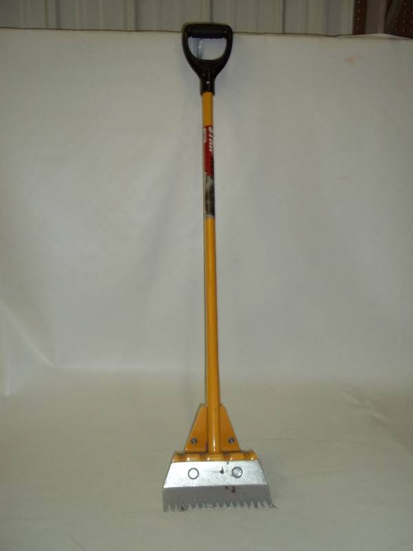 lot 82 image: Qual-Craft Guardian Strip Fast  47 # 2570  Retail $81.00