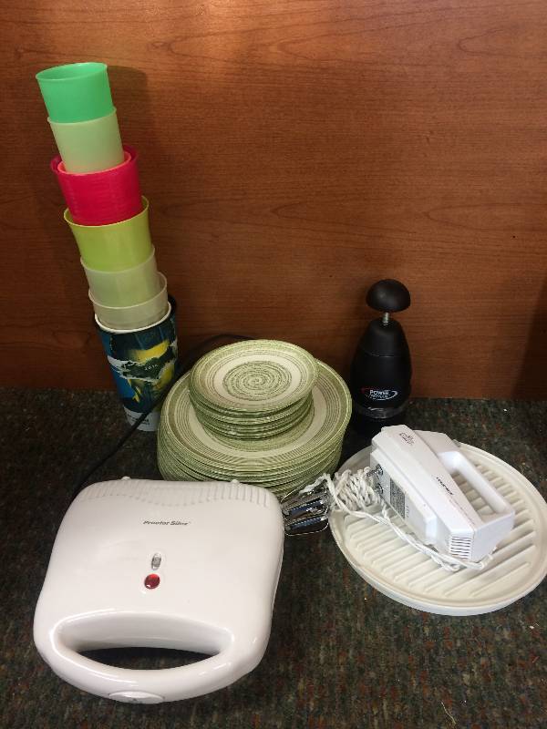 lot 69 image: Dishes, Mixers and Sandwich Maker