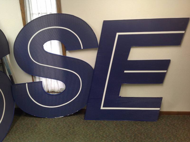 lot 85 image: Giant Plexiglas Letters, Three S and One E