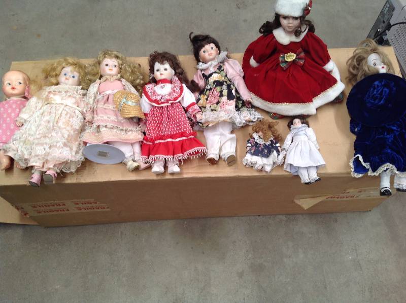 lot 7 image: Lot of Nine Dolls, One Musical Doll, Eight are Porcelain.