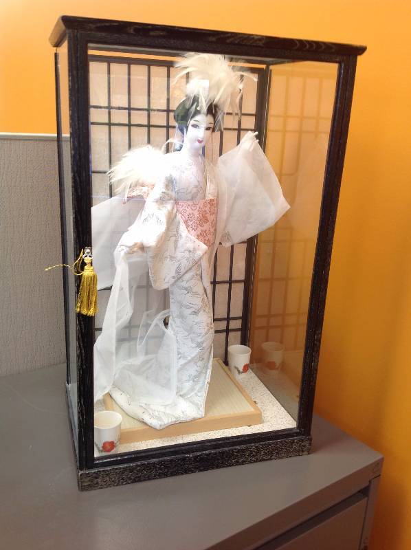 lot 27 image: Japaneses Doll in Glass Case
