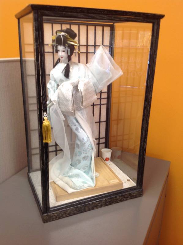 lot 28 image: Japaneses Doll in Glass Case