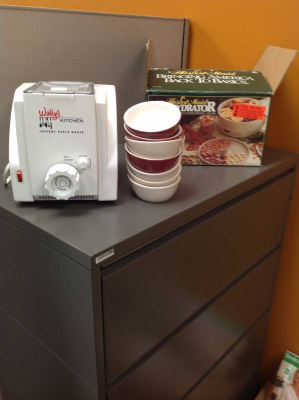 lot 32 image: Wallys Kitchen Pasta Maker, Pot Pie Bowls, and a Dehydrator