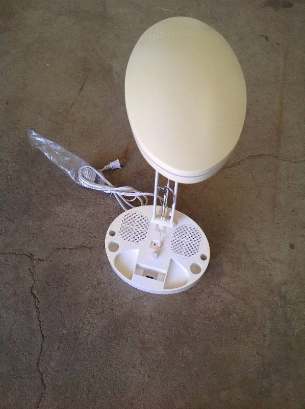 lot 87 image: Desk Light with Speakers for Ipod or Phone