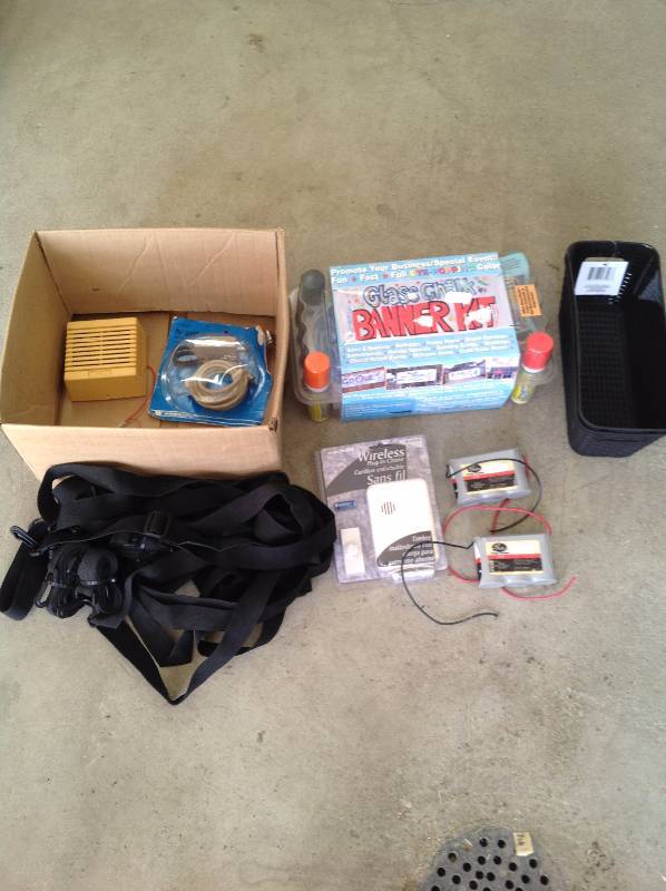 lot 98 image: Glass Chalk Banner Kit, Shoulder straps, Energy Charger, Small Baskets.