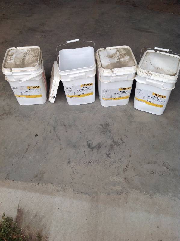 lot 1 image: Fastening Plates, 4 Tubs New