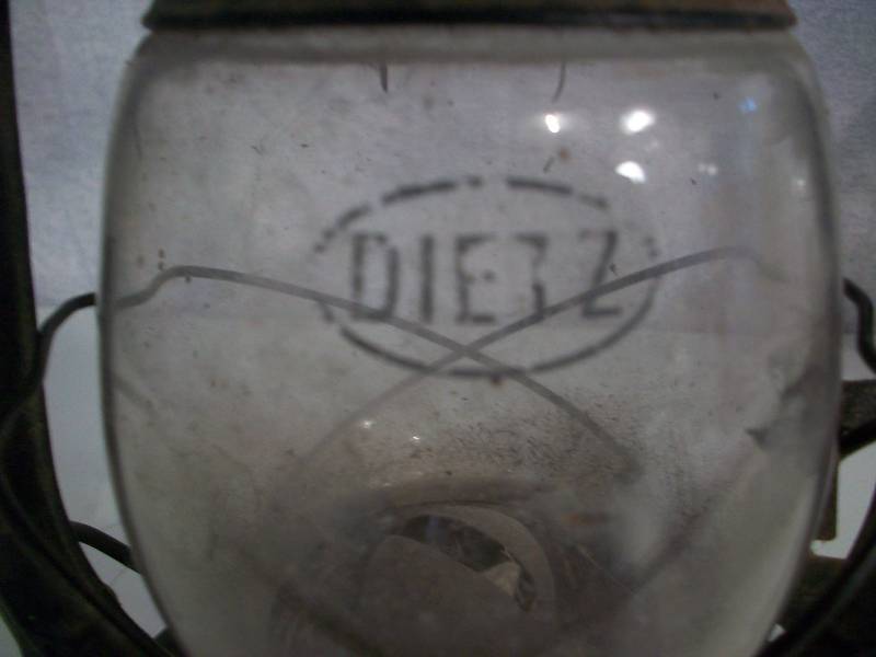 lot 29 image: Dietz Lanterns