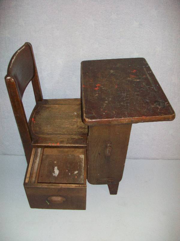 lot 39 image: School Desk