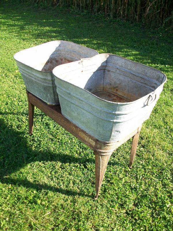 lot 70 image: Metal Wash Stand