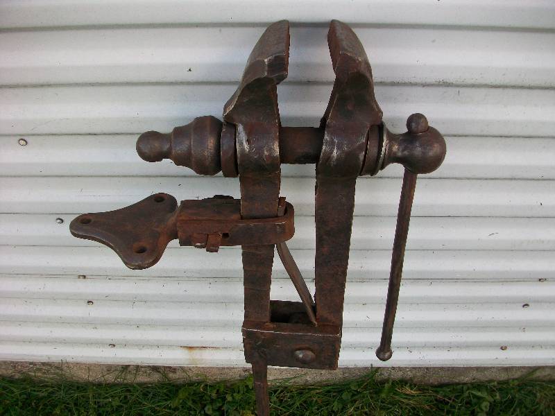 lot 113 image: Leg Vise