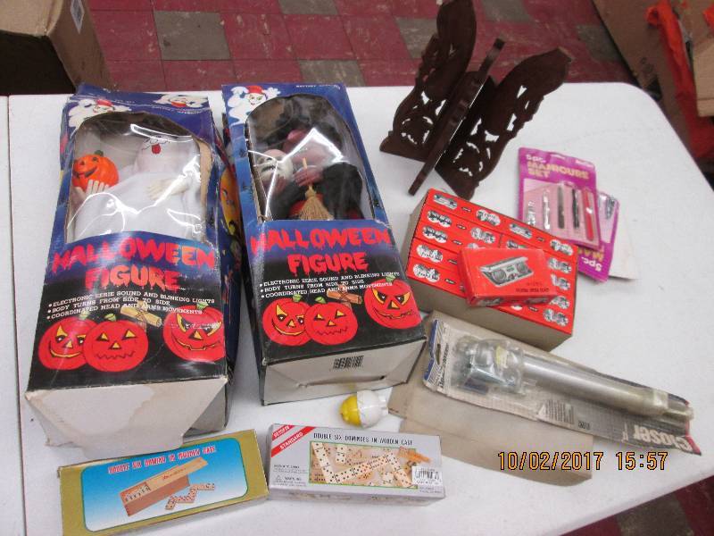 Lot of vintage holiday dcor and t...