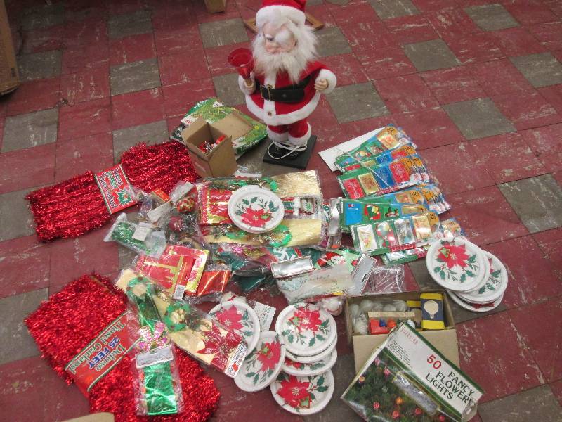 Lotof vintage Christmas dcor...