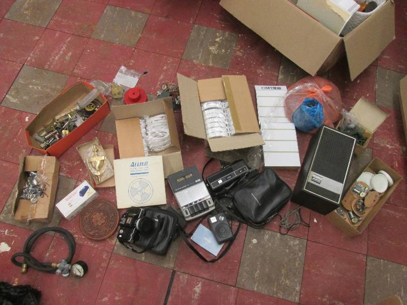 Lot of vintage electronics, cameras...