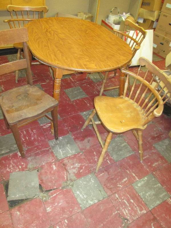 Table with 3 matching chairs and a ...